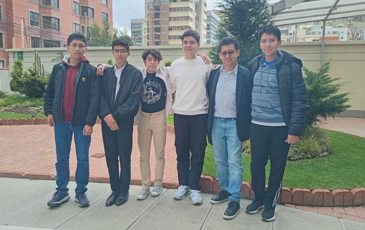 Jóvenes representantes viajan a París por Física