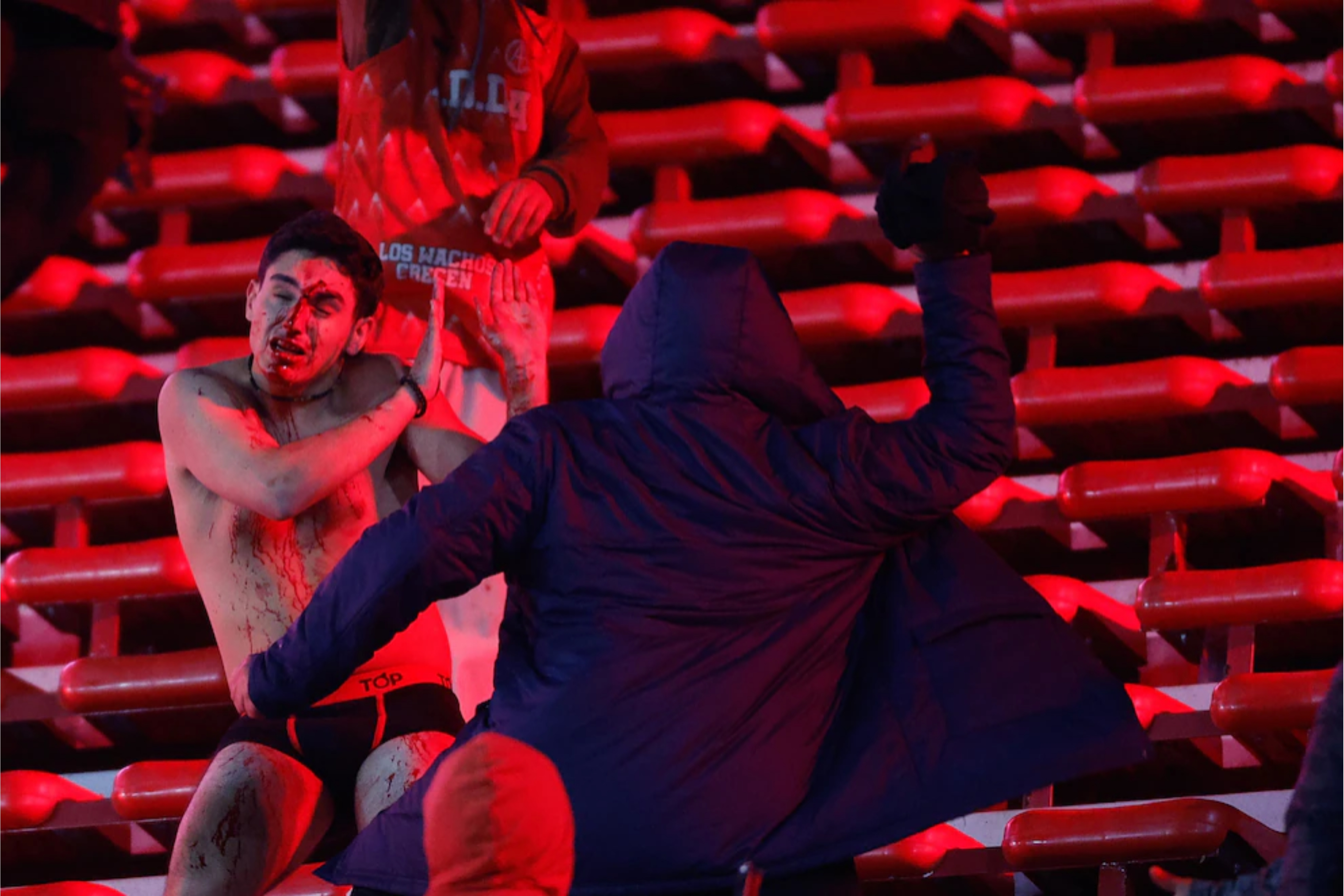 Batalla campal suspende Independiente – U de Chile en Avellaneda