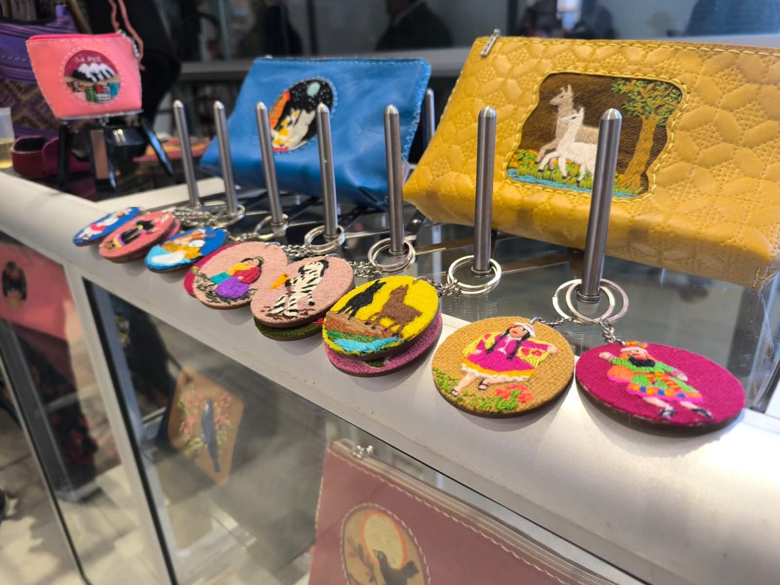 Artesanas alteñas muestran su talento en la Terminal Metropolitana