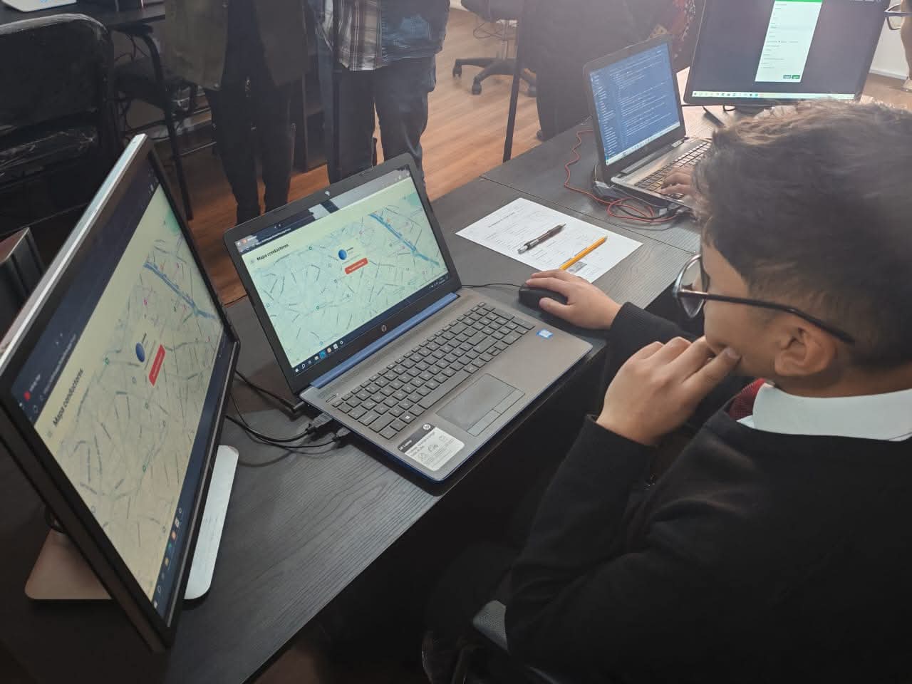 La Paz prueba GPS en minibuses para frenar el trameaje y dar más seguridad