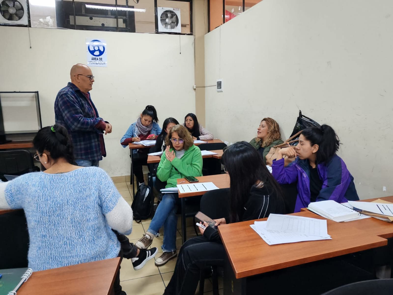 Mujeres paceñas apuestan por emprender con apoyo de concurso