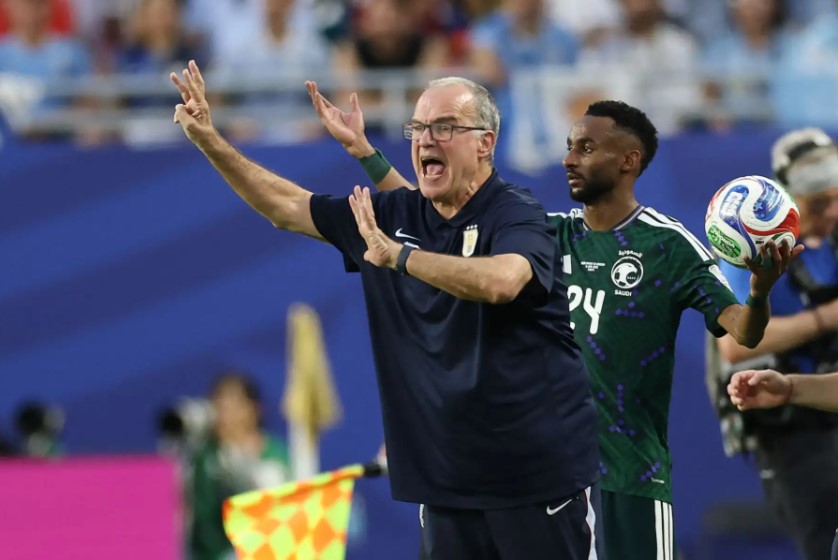 Marcelo Bielsa critica las pausas de hidratación