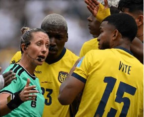 El polémico arbitraje de Tori Penso que casi deja a Ecuador sin Mundial