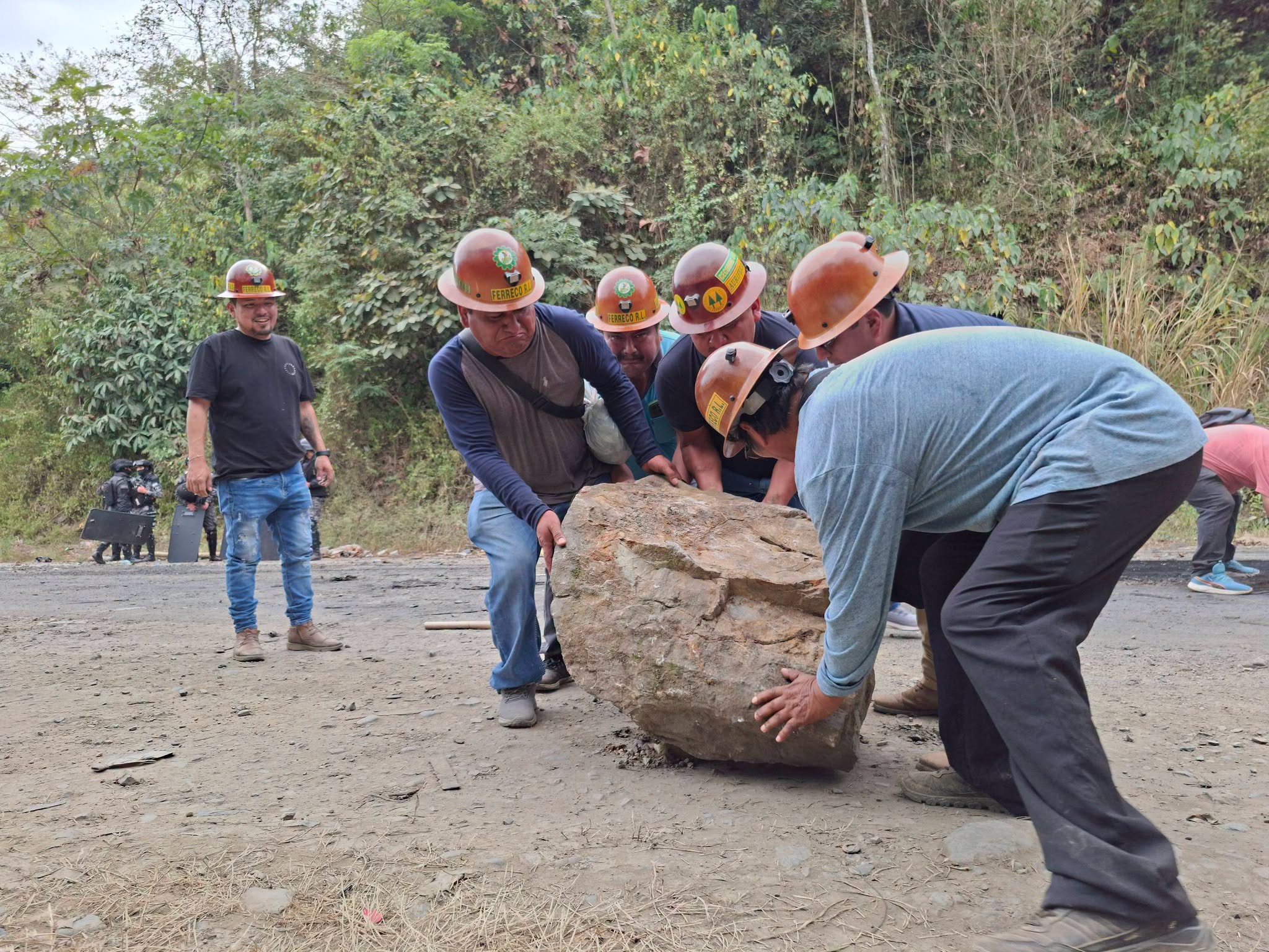 Cooperativistas mineros desbloquean la ruta La Paz - Caranavi