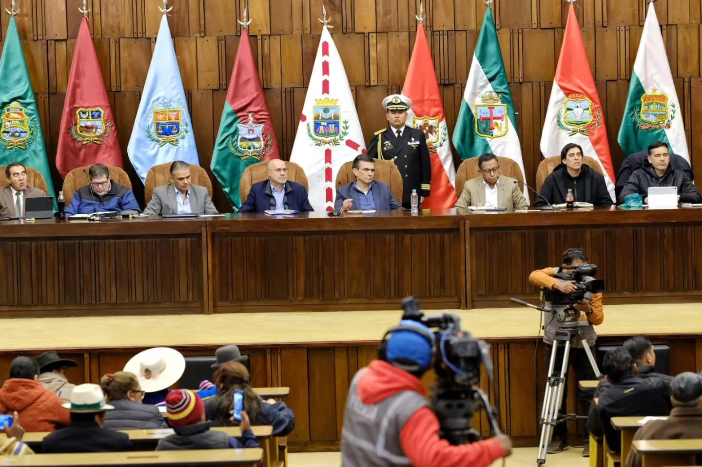 El presidente Rodrigo Paz encabezó el primer encuentro formal con la dirigencia de la COB tras más de seis semanas de protestas y bloqueos en el país.
