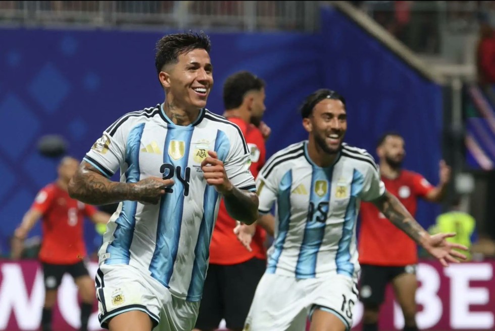 Argentina avanza a cuartos del Mundial al ganar 3-2 a Egipto