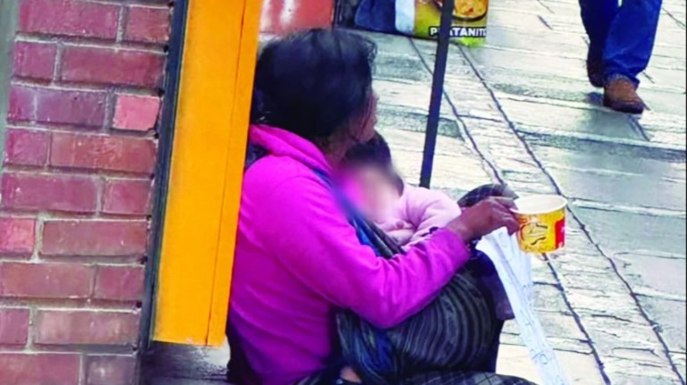 La gráfica captada por el Viceministerio de Oportunidades, de una mujer pidiendo limosna en La Paz . Foto: Viceministerio de Oportunidades