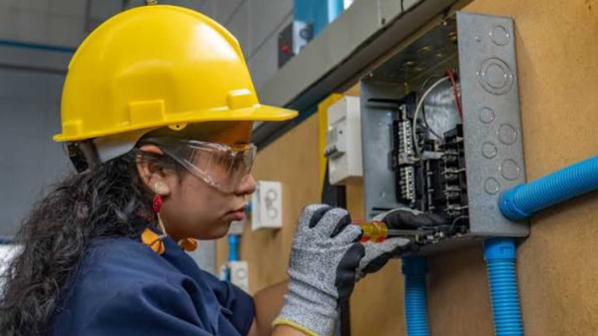 Mujer electricista