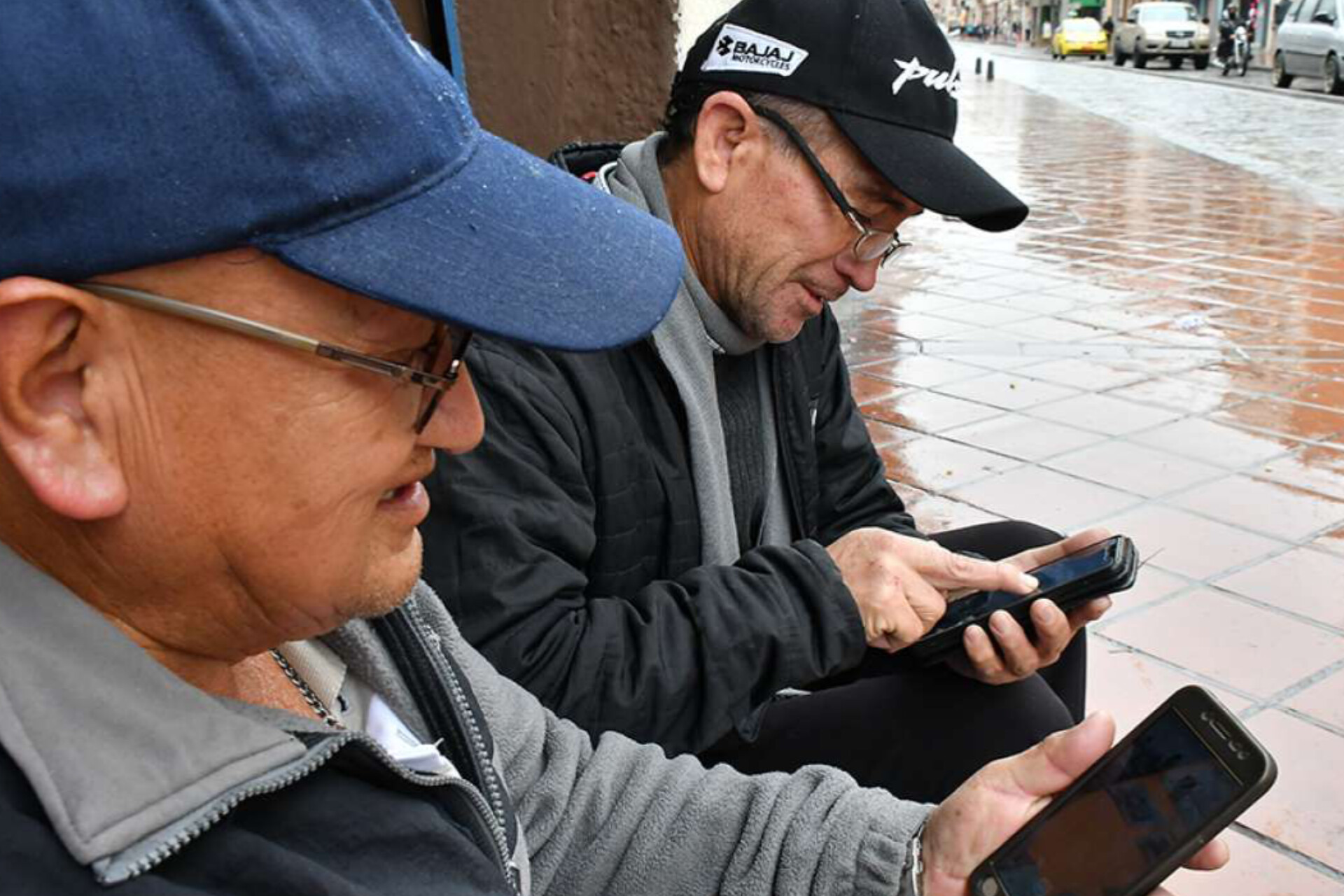 Abuelitos manejando celular