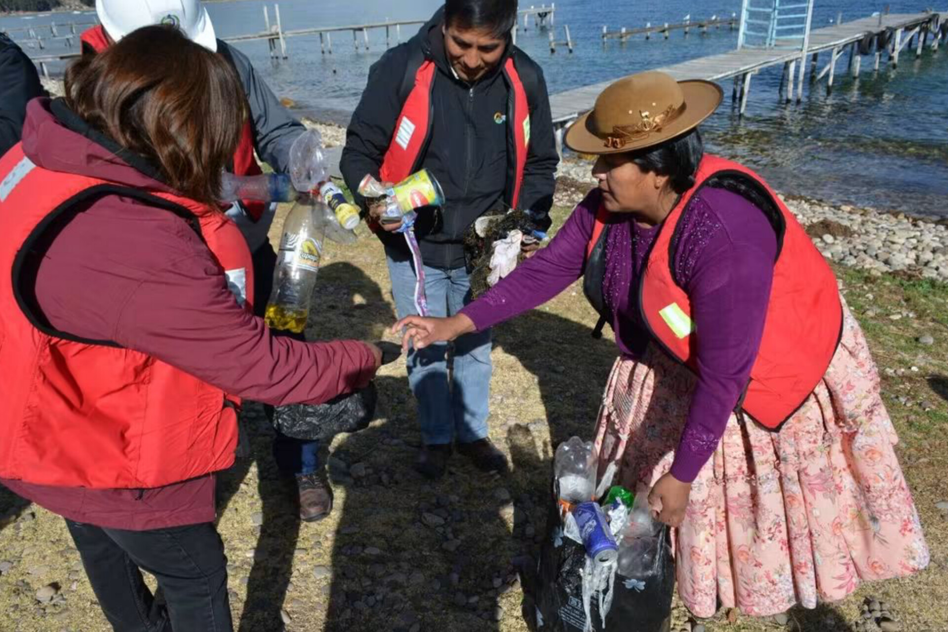 Copacabana se movilizó por la limpieza y protección del Lago Titicaca