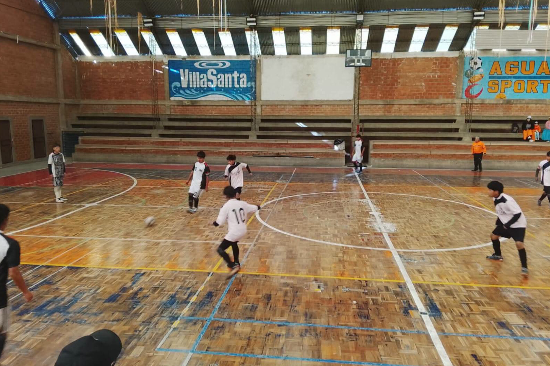 Estudiantes jugando fútbol